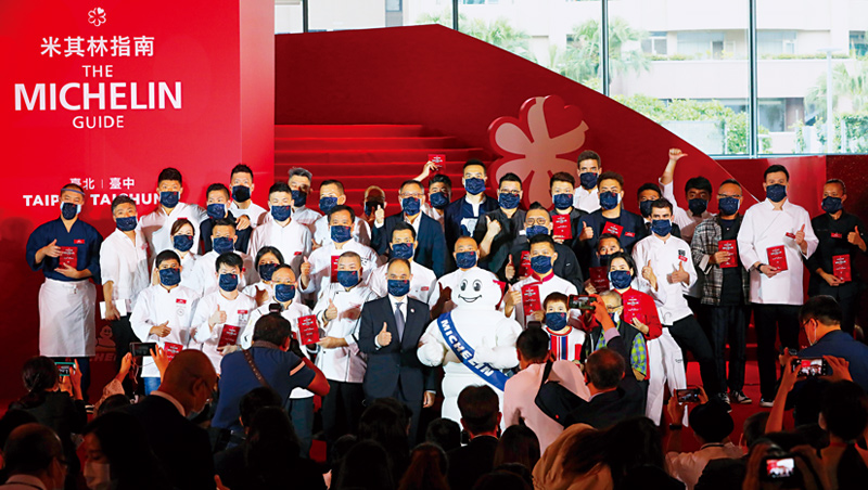 在台灣第3屆米其林頒獎典禮，星級餐廳代表人戴起口罩，現場歡呼聲零零落落，氣氛不如以往熱絡。